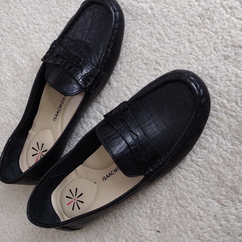 Isaac Mizrahi womens black leather penny loafers driving moccasins. Size 7